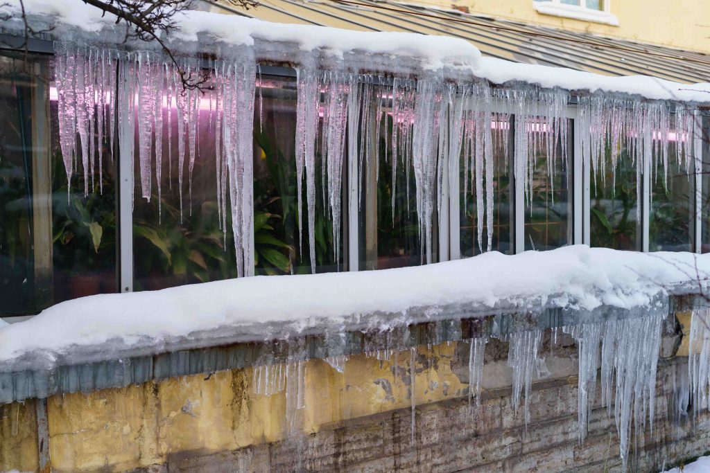 what-impacts-whether-your-greenhouse-stays-warm-in-winter